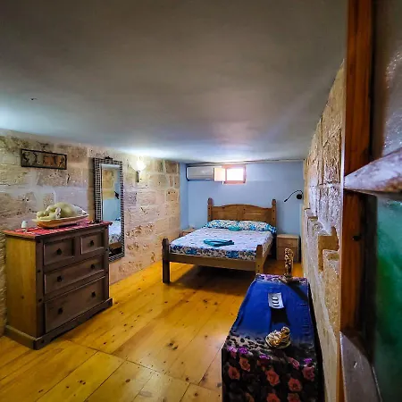 1500 Little Pink House In Creek * Kalkara