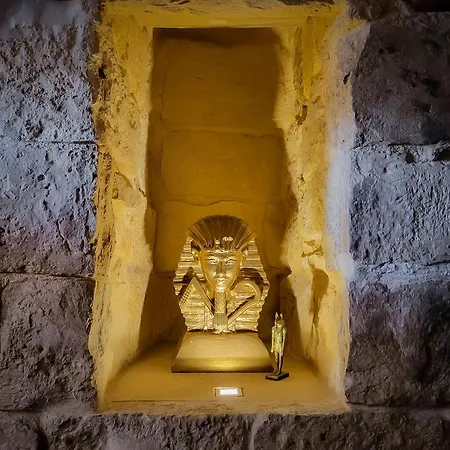 1500 Little Pink House In Creek