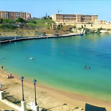 1500 Little Pink House In Creek *