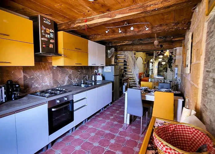 1500 Little Pink House In Creek * Kalkara